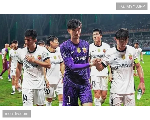 判罚争议：为何裁判常对相似犯规做出不同判罚？