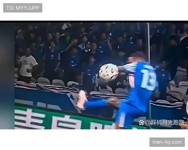 足球回传规则详解:裁判判罚与禁区内手球的关键判断 足球回传规则详解:裁判判罚与禁区内手球的关键判断